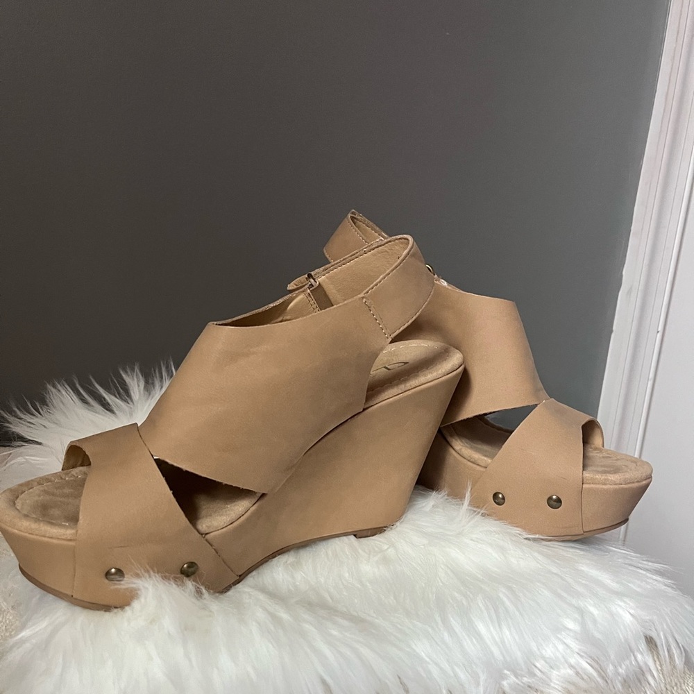 Tan women wedges